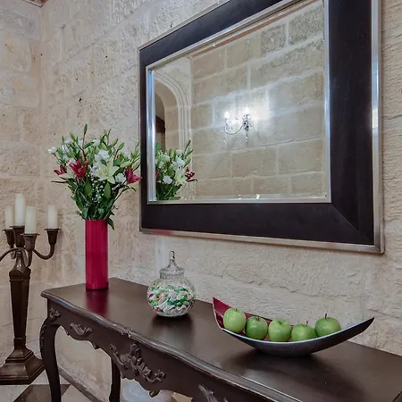 Julesy's לינה וארוחת בוקר 4*