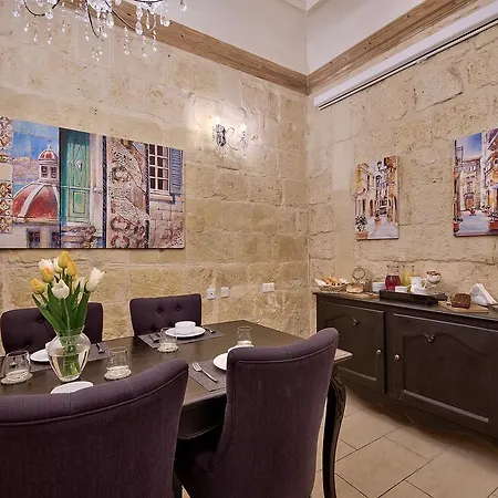 לינה וארוחת בוקר Julesy's Cospicua