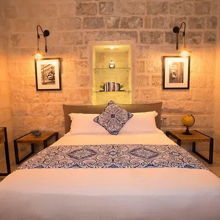לינה וארוחת בוקר Julesy's 4*